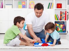 Ein Vater mit seinen zwei Kindern | Foto: Can Stock Photo Inc./ilona75